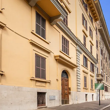 לינה וארוחת בוקר Residenza Castrense 4*